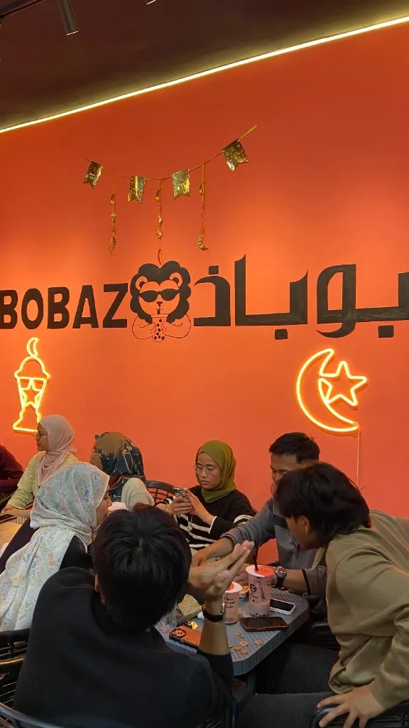 Friends enjoying milk tea at Bobaz